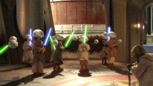 Star Wars, giovani allievi Padawan con la spada laser illuminata