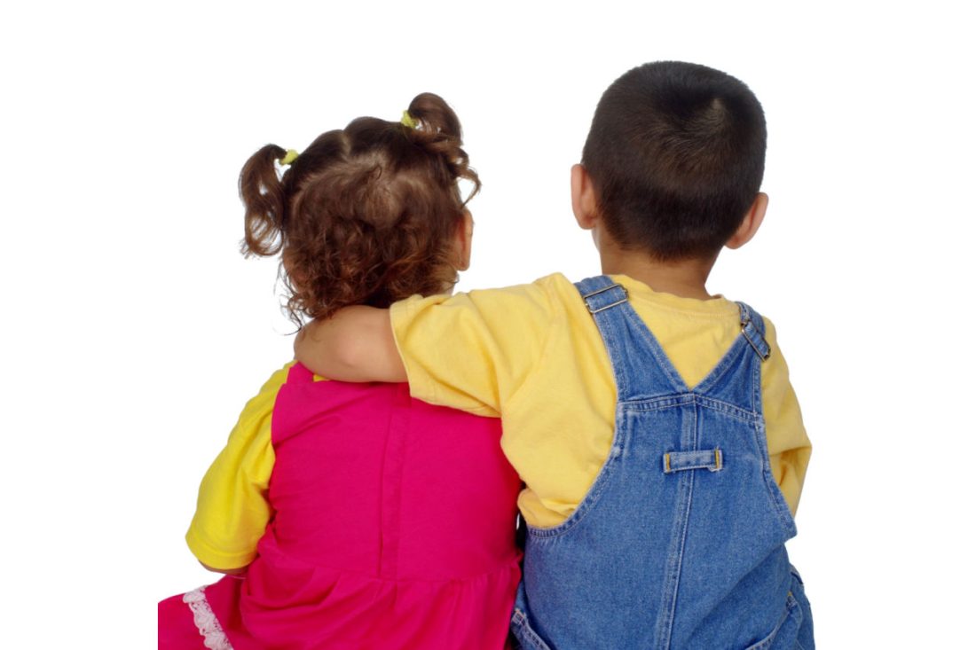 Gemelli maschio e femmina di due anni e mezzo