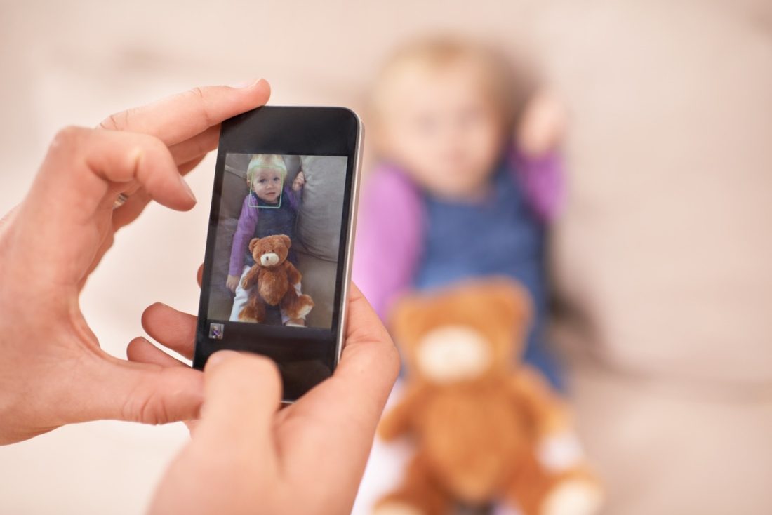 Sharenting foto dei figli online. Rischi e conseguenze di una eccessiva condivisione.